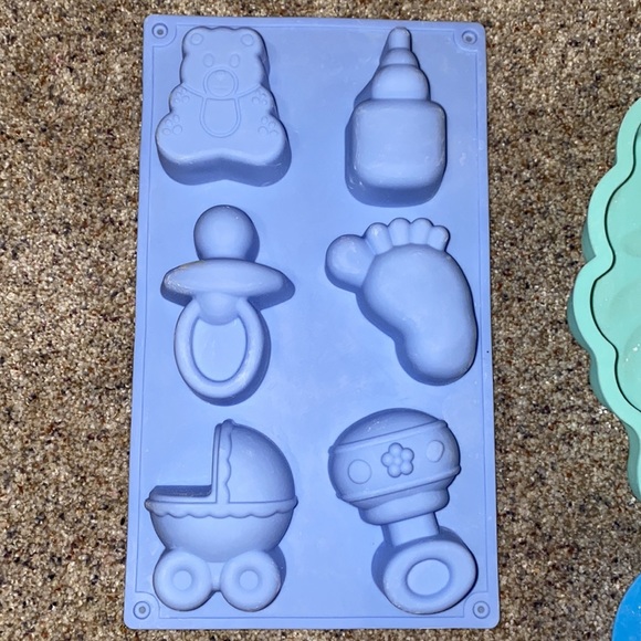 Lot of 4 Silicone Baking Molds Cake Cupcakes EUC - Picture 2 of 5